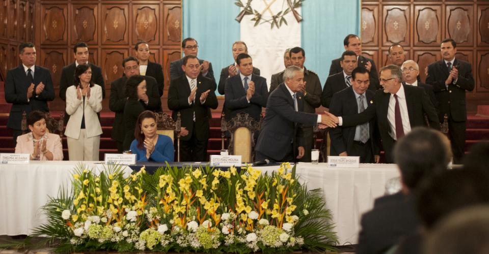 Momento en que Iván Velásquez termina su discurso, luego de que el presidente Otto Pérez Molina anunciara prorroga de dos años más para la CICIG. 