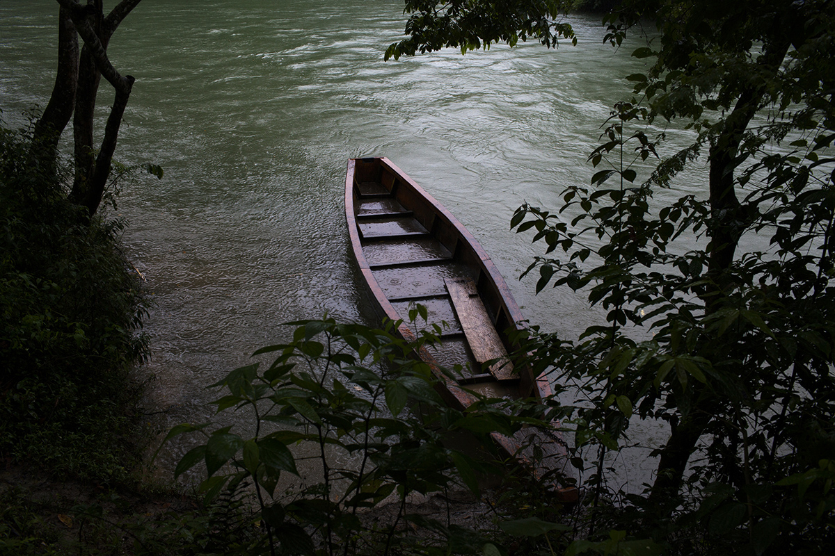 Una lancha amarrada a la orilla del rio, bajo la lluvia, en Rocjá Pomtilá, Alta Verapaz