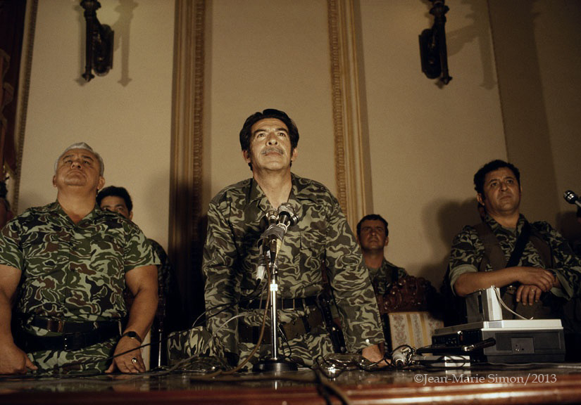 El entonces presidente de facto, José Efraín Ríos Montt, con a la junta militar en conferencia de prensa. Foto de Jean-Marie Simon
