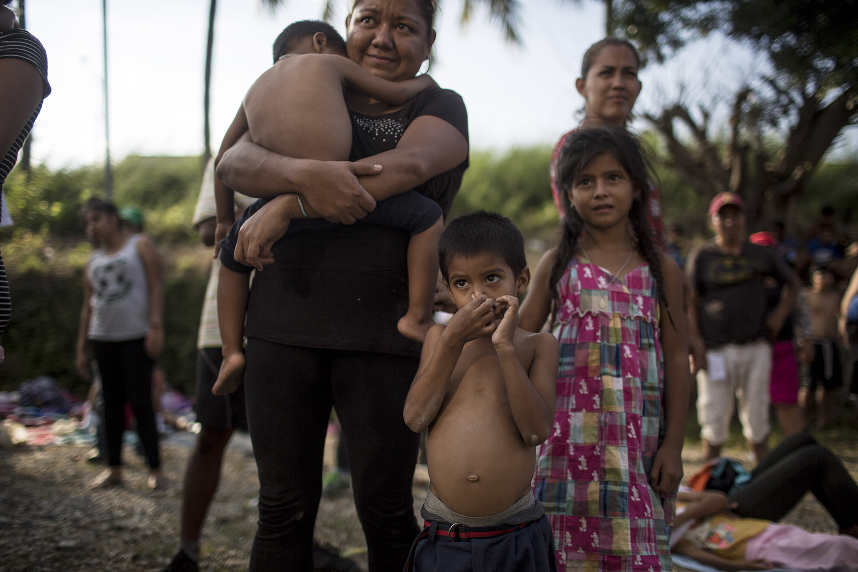 Jotehb, 5, junto con su mamá y dos hermanos, originarios de Villanueva, Honduras. Se tapa la nariz para no respirar los gases de la fumigación / Simone Dalmasso