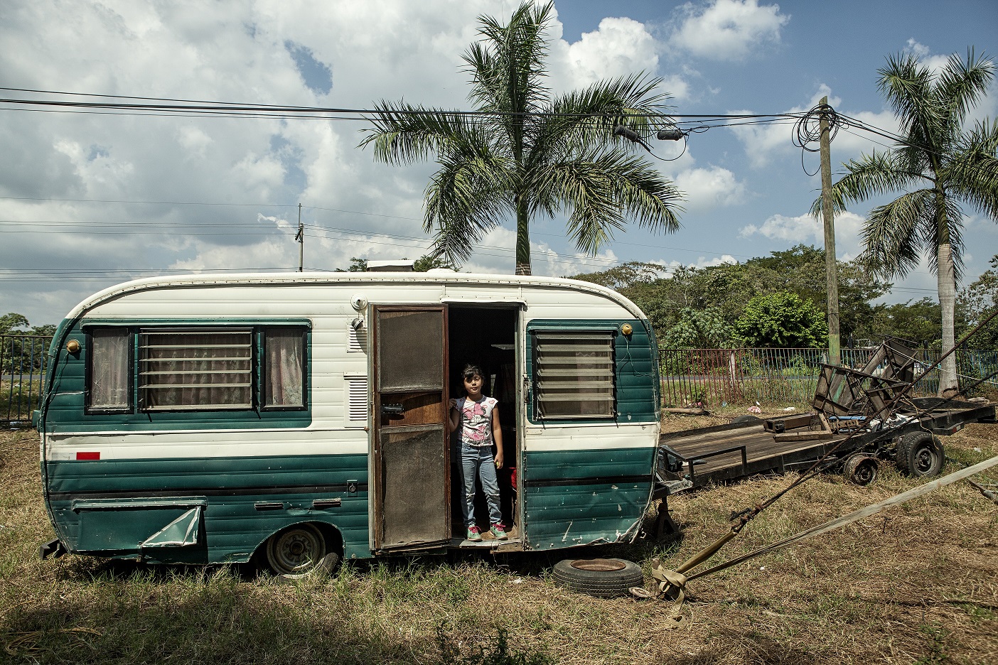 Una niña en su casa rodante parqueada en Tecún Umán.