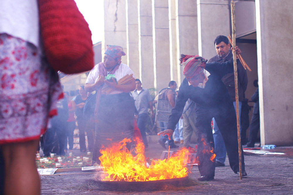 Tambien se efectuó una ceremonia maya pidiendo justicia, por las víctimas de las masacres ocurridas entre 1982 y 1983. Se acusa a Efraín Ríos Montt y José Mauricio Rodríguez Sánchez.