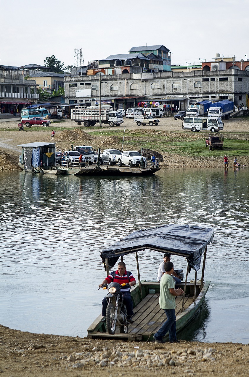 Gente cruza a diario de un lado al otro del río La Pasión en Sayaxché, Petén.