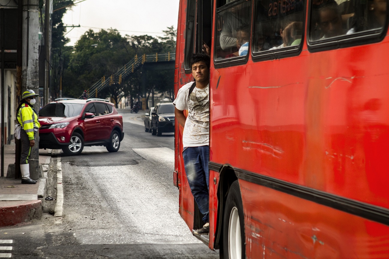 Autobús a rebosar en hora punta de la tarde en la Calle Martí, ciudad de Guatemala, Guatemala.