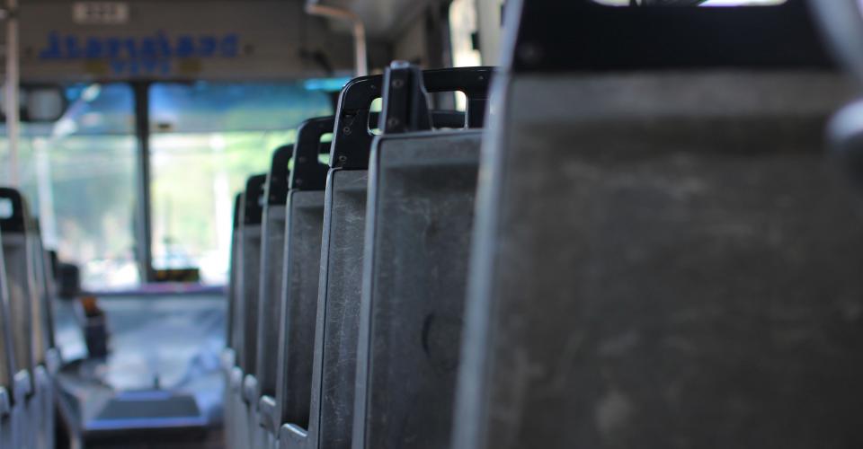 Los asientos desgastados de un bus número uno, ciudad de Guatemala. Fotografías de Aída Noriega