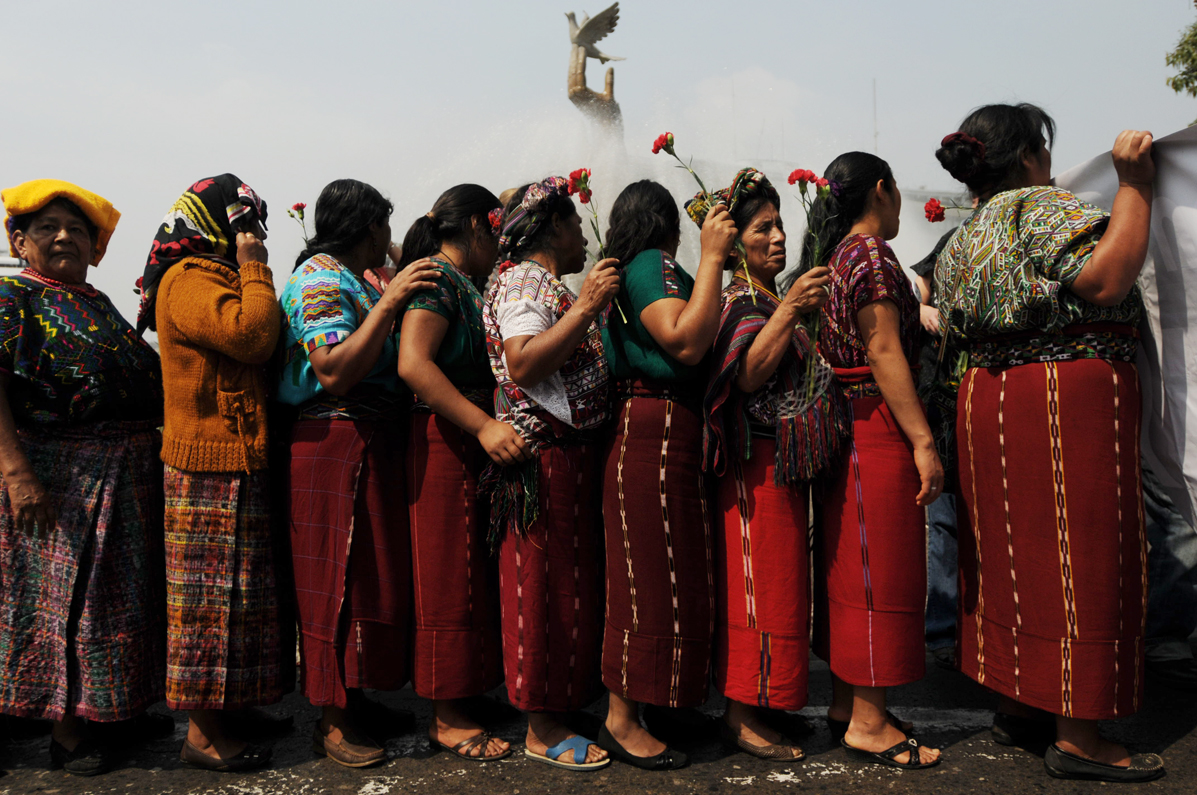 Mujeres ixiles ante el monumento de la paz. 