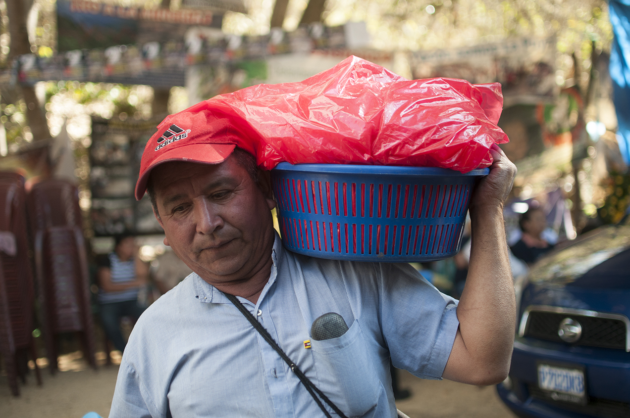 Un miembro de la resistencia lleva tortillas que donaron otros miembros de la comunidad. 