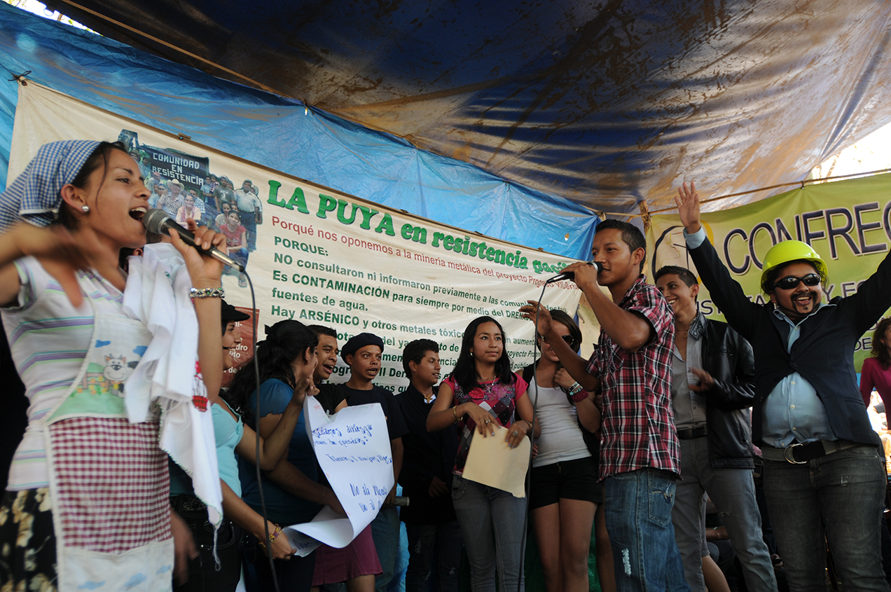 Un grupo de jóvenes representaba a los comunitarios que rechaza la mina y a los mineros de Exmilgua. 