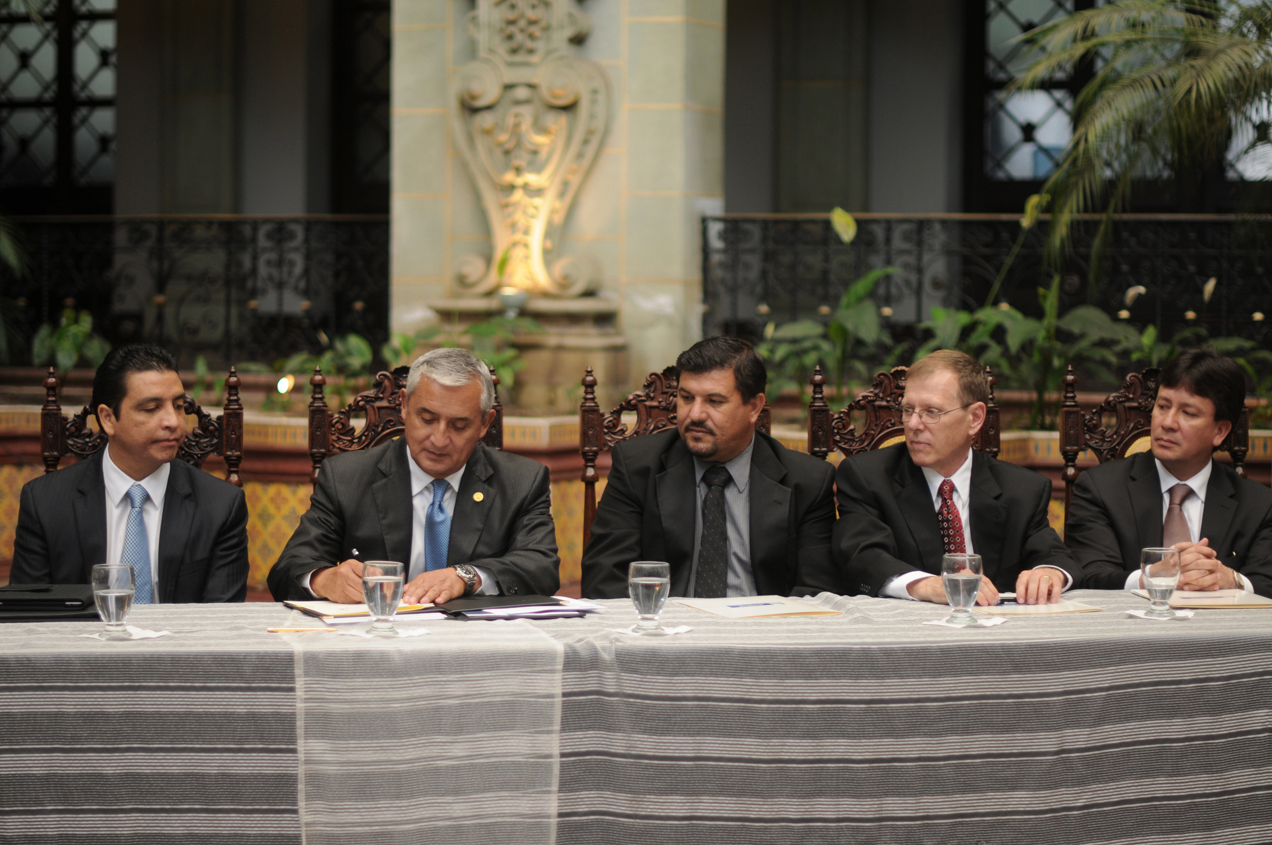 El presidente Otto Pérez Molina durante la firma del convenio con gobiernos municipales y los representantes de la minera San Rafael, que contempla el aporte del 5 por ciento de regalías.