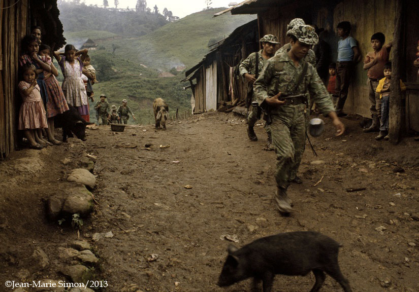 Ocupación del ejército de Guatemala en Finca La Perla. Foto de Jean-Marie Simon