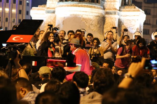 Foto: En Taksim cesaron las consignas y se escuchó la melodía de un piano, ejecutado por el alemán.Klavier Kunst. Arzu Geybullayeva/Cortesía
