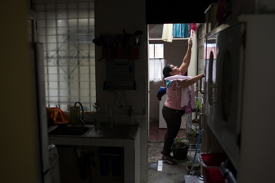 El trabajo de limpieza que Magdalena realiza en casa de Helen todos los días