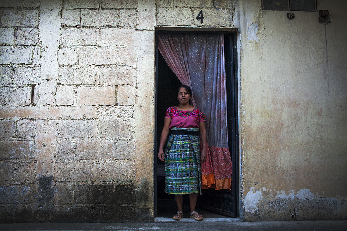 Josefa Poncio López, 45, originaria de Santa Cruz del Quiché. Lleva 11 años de trabajar en la maquila como operaria. Posa enfrente del cuarto que alquila por Q350 mensuales, donde vive sola. 