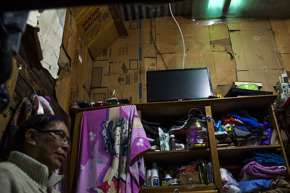 La pared del cuarto donde vive Zaily Janeth Mejilla, 43, junto con dos de sus tres hijos. Madre soltera, lleva 25 años de trabajar en la maquila como operaria.