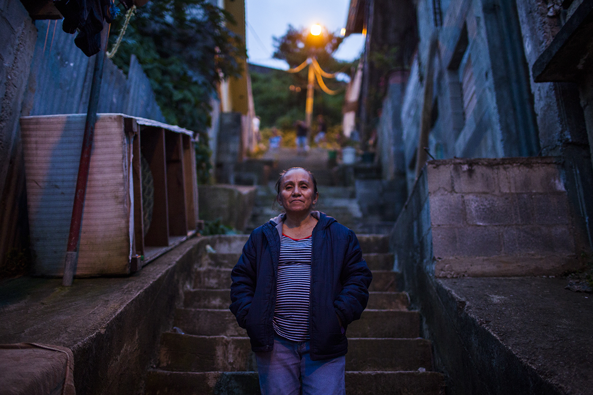  Alma Patricia, 57, separada, es mamá de dos hijas. Lleva 16 años de trabajar en la maquila como manual. Posa frente a la casa donde vive, en la colonia Doraldina, zona 2 de Mixco.