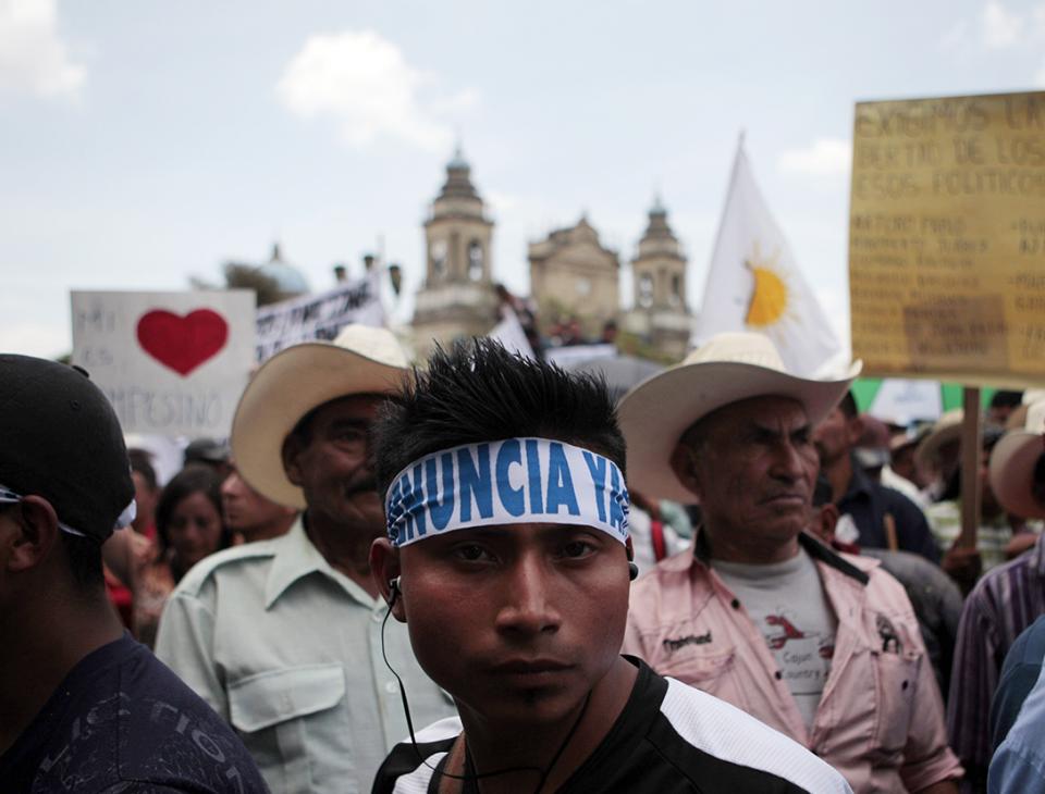 Organizaciones campesinas se manifestaron en la Ciudad de Guatemala este miércoles 20 de mayo de 2015, para rechazar la corrupción estatal y solicitar la renuncia del jefe de Estado, Otto Pérez Molina.