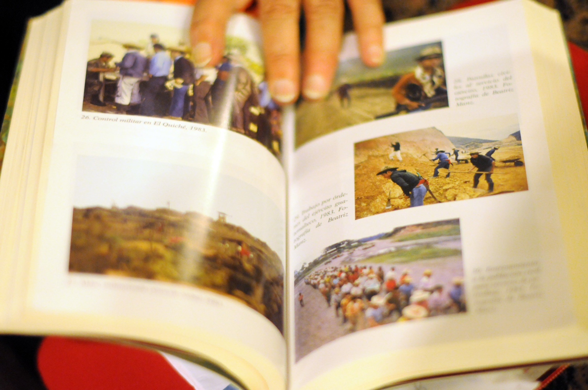 La antropóloga incluyó en su libro fotografías, de su autoría, de la región ixil.