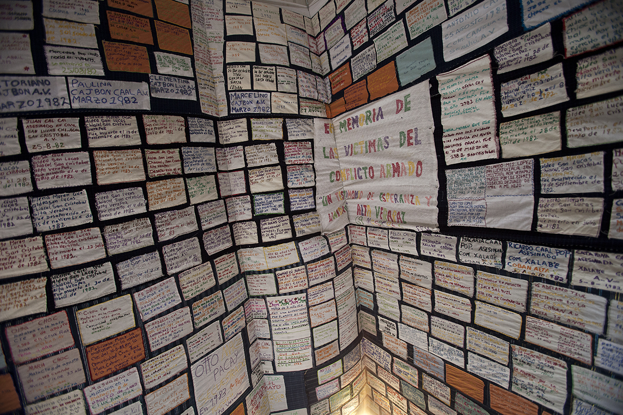 Una manta con los nombres de algunas de las personas muertas y desaparecidas es el techo de una de las salas. 
