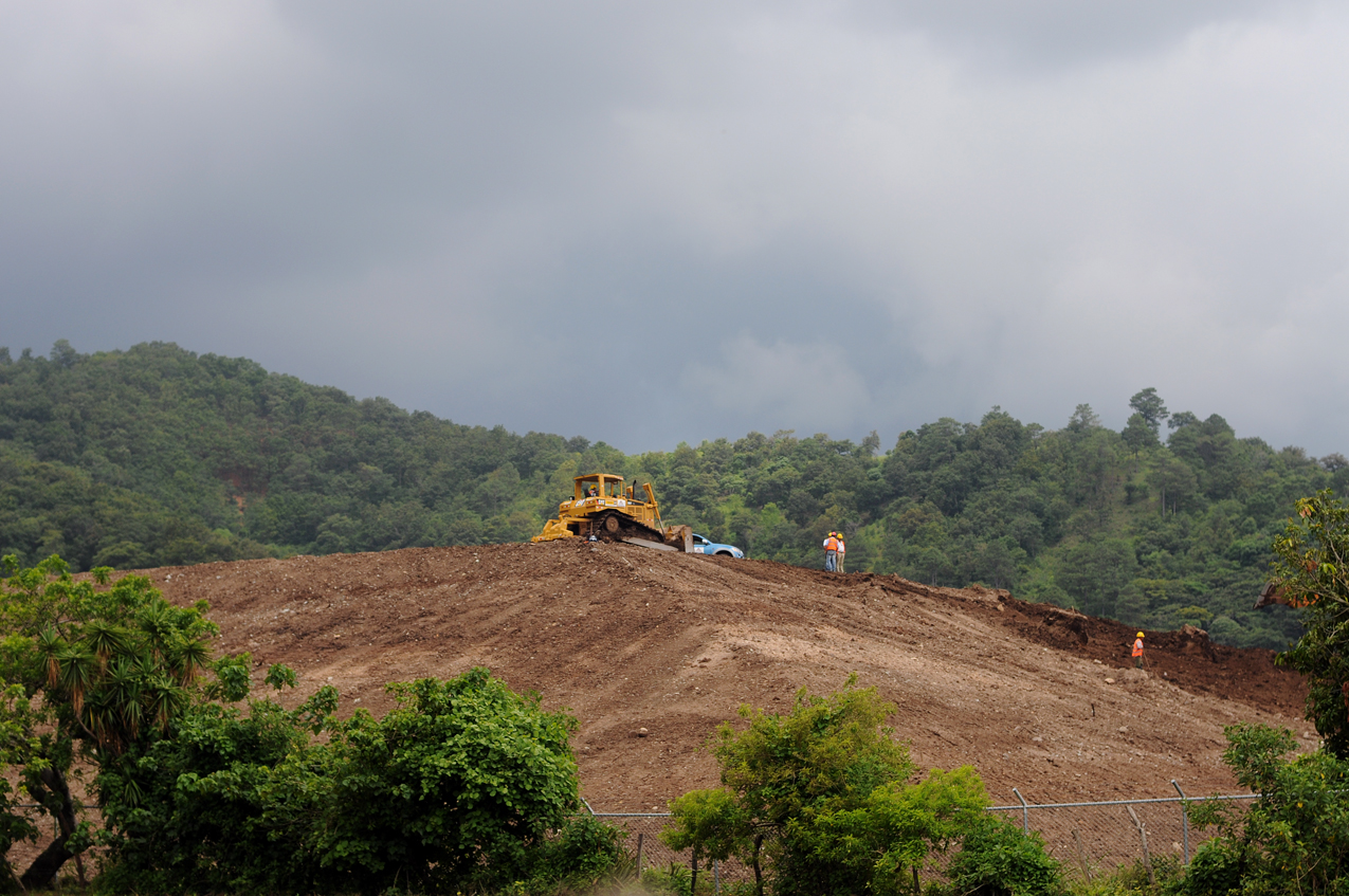 Un tractor escava para la explotación minera en San Rafael Las Flores.