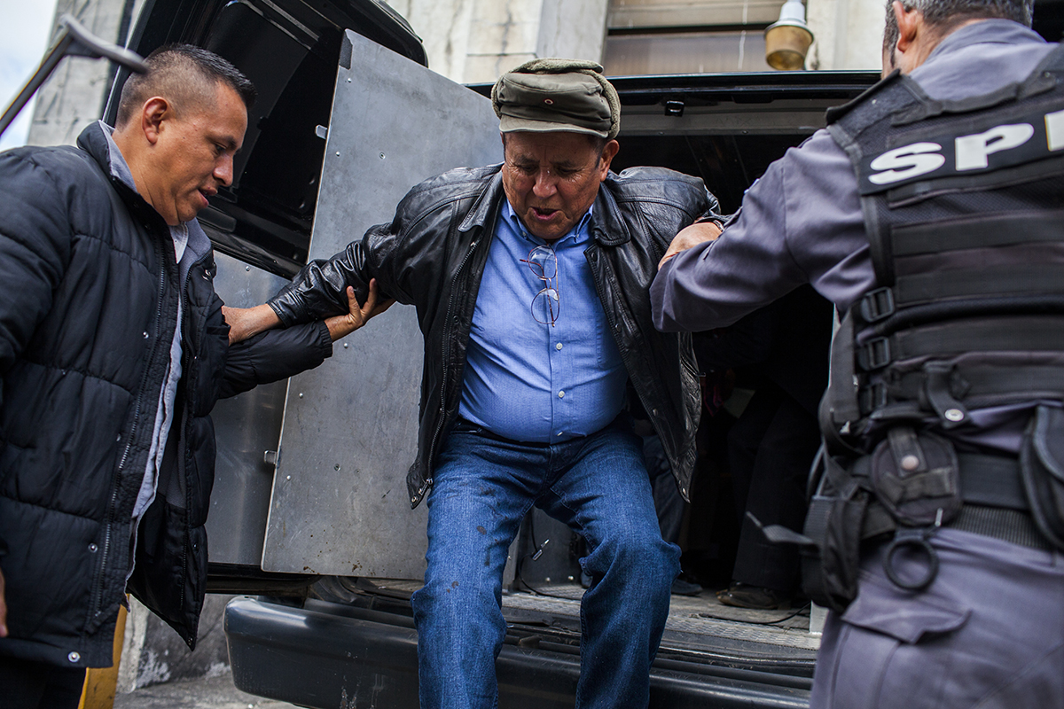 Francisco  Luís  Gordillo  Martínez,  ex  comandante  de  la  zona  militar  17  de Quetzaltenango, llega escoltado a la torre de tribunales el día de la resolución de la fase intermedia del juicio