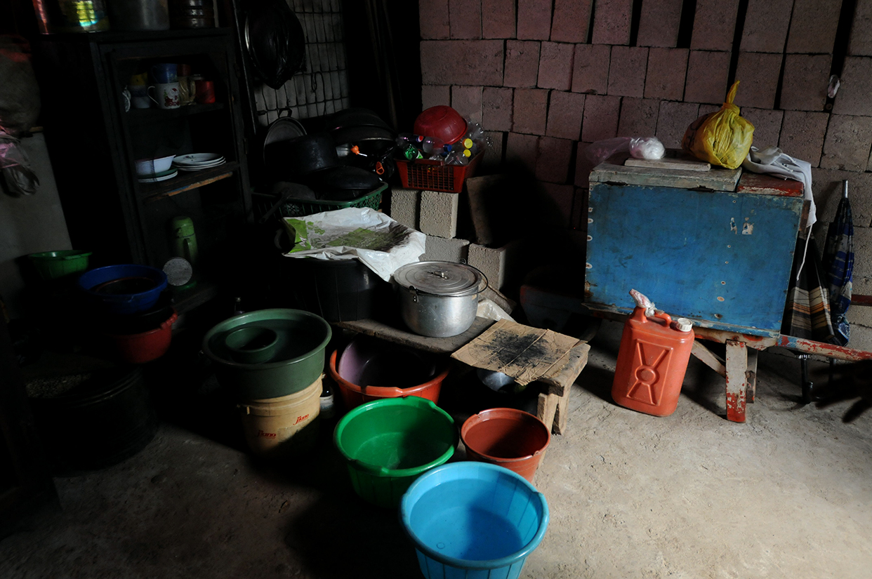 El agua es escasa en el nuevo domicilio que alquila la familia Maldonado por 400 quetzales. La pagan con una pensión de 600. 