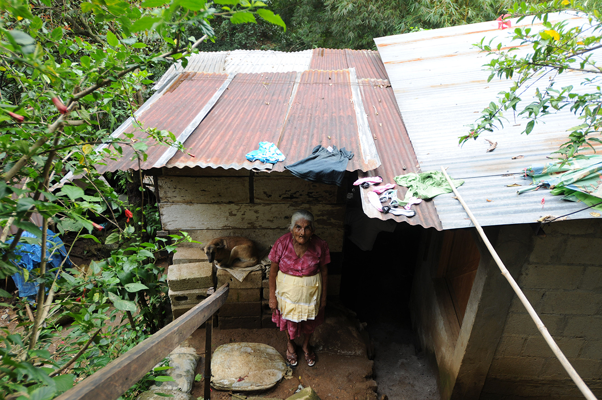 Carmen Barrios, de 70 años, paga 450 quetzales de renta por una casa que se ubica en un barranco. La paga una pensión mensual de 600 quetzales.