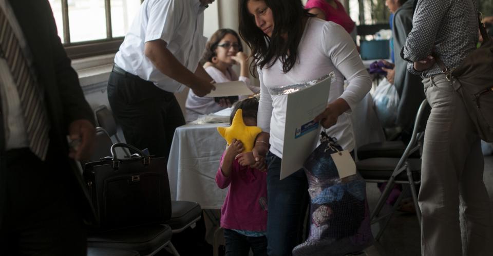 Una pequeña y su madre fueron deportados de Estados Unidos luego de intentar llegar a ese país sin documentos. 