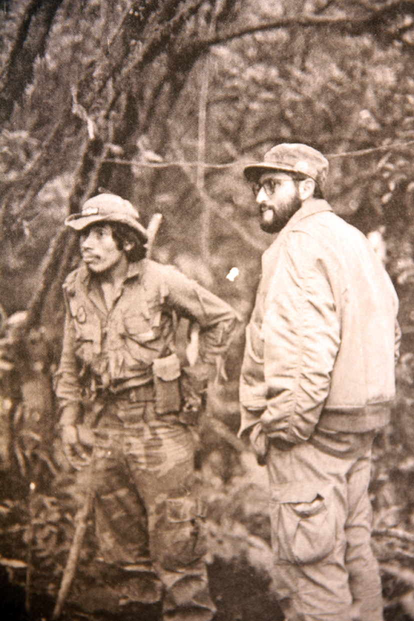 Primer teniente Ramiro y Comandante Santiago en el campamento “La Última Carta”, volcán de Agua, Palín, Escuintla. Septiembre de 1981.