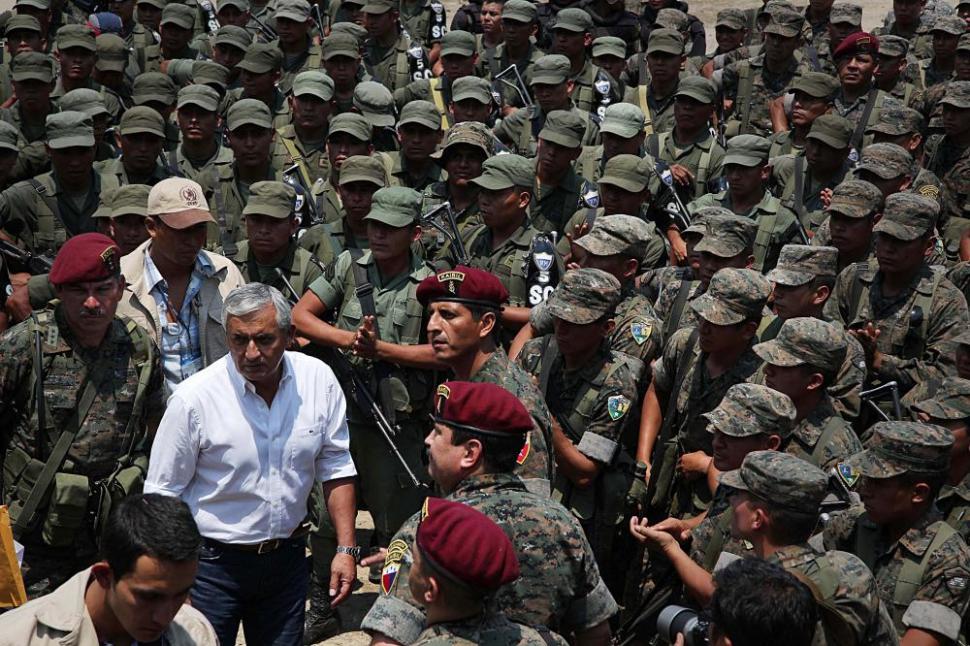 Otto Pérez, acompañado del Ejército, durante los disturbios en Santa Cruz Barilla, Huehuetenango, hace meses.