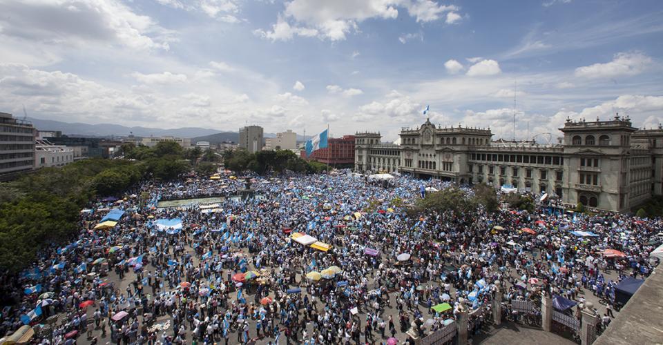 Miles de guatemaltecos llenaron la Plaza de la Constitución y calles alternas en el paro nacional contra Otto Pérez Molina. 