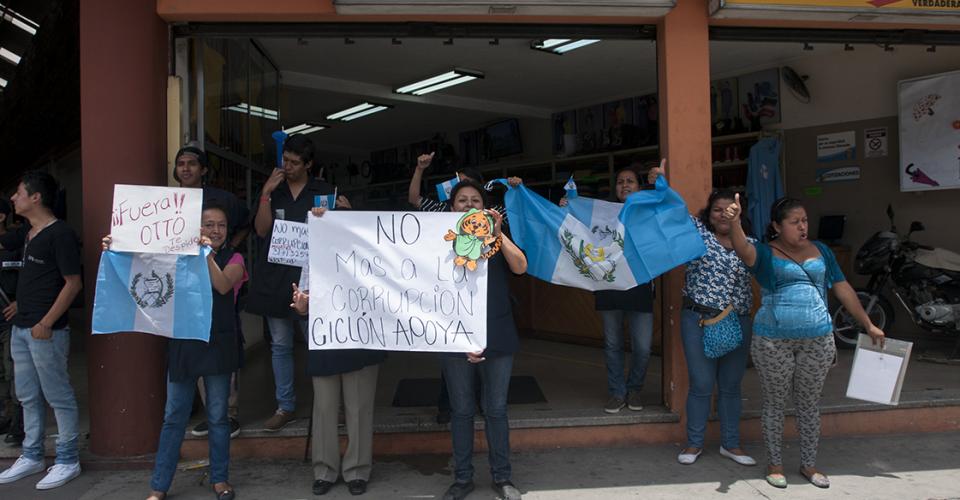 Varios trabajadores de comercios que no se unieron al paro también manifestaron su rechazo al Presidente Otto Pérez Molina. 