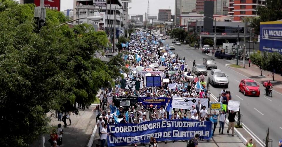 La Coordinadora Estudiantil Universitaria de Guatemala, que aglutina universidad privadas, inició una marcha desde sus casas de estudio hasta la Plaza de la Constitución. 