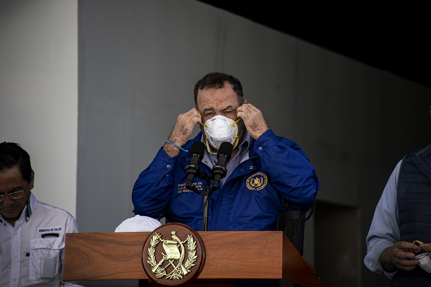 El presidente Alejandro Giammattei se coloca una mascarilla en el Parque de la Industria el día que anuncia que ya son 17 los contagiados por COVID en Guatemala