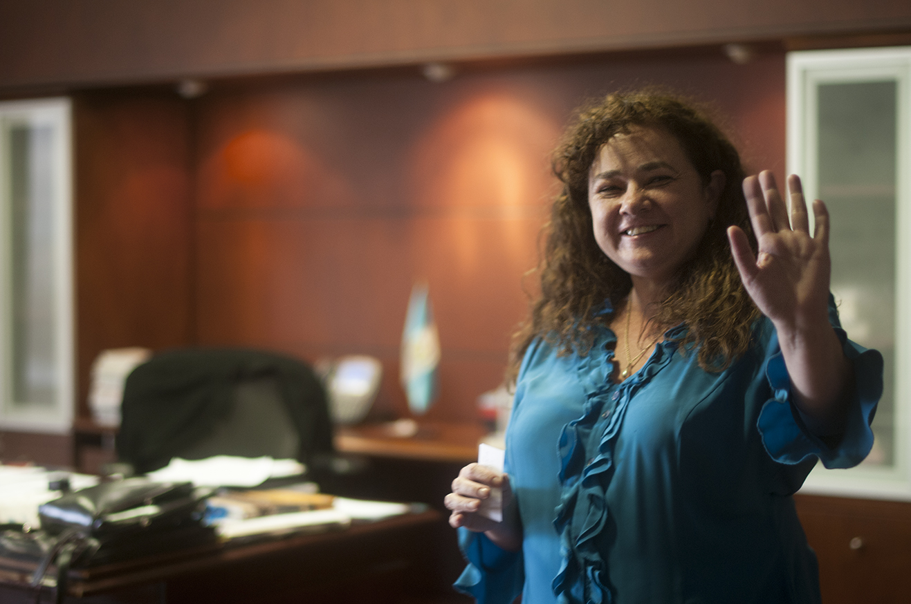 La Fiscal General Claudia Paz y Paz se despide luego de ser entrevistada por reporteros en su despacho.