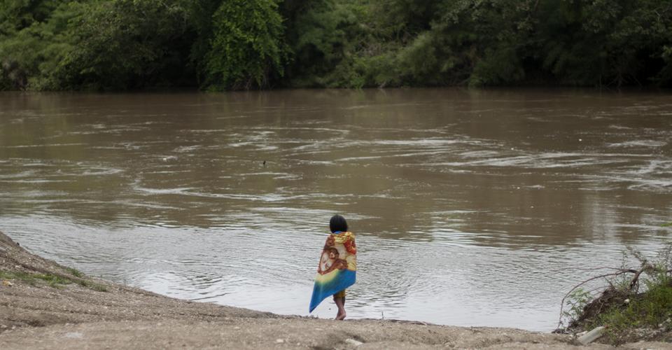 A los comunitarios, que dependen del río, les fue prohibido usar el río para bañarse, lavar ropa y tomar agua. El vínculo con el río va más allá, es parte de su cultura. 