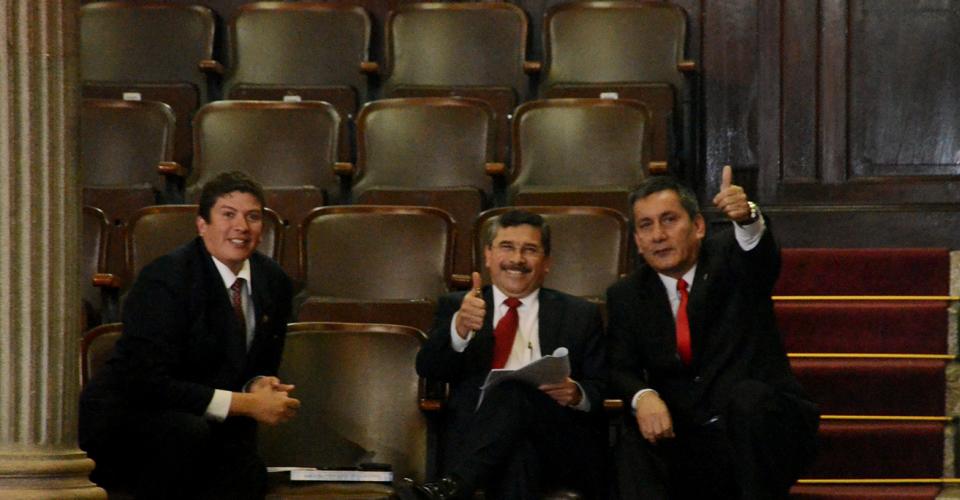 Edgar Barquín y el diputado Villate en la sesión para aprobar el presupuesto. 