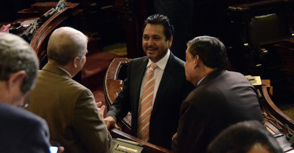 Luis Rabbe, presidente electo (de espaldas) conversa con el diputado Gudy Rivera, luego de la aprobación del presupuesto. 