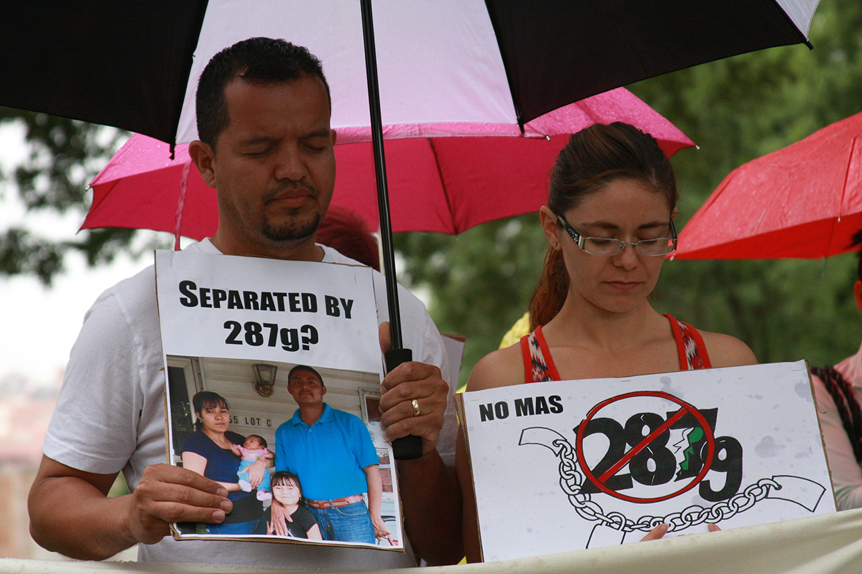 El nicaraguense Marlón Riso (i), quien enfrenta la deportación por el 287g y su esposa, Julissa Gutiérrez, participan en una marcha, solicitando la eliminación del programa de identificación de indocumentados 287g, que desde su implementación en 2006 ha puesto en deportación a más de 13 mil inmigrantes sin papeles. Foto de EFE