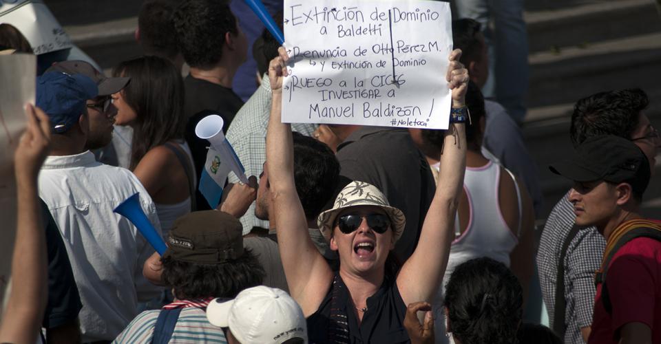 Entre las consignas de los manifestantes destacaban la solicitud de la extinción de bienes a Roxana Baldetti, la renuncia de Otto Pérez Molina y su rechazo a Manuel Baldizón. 