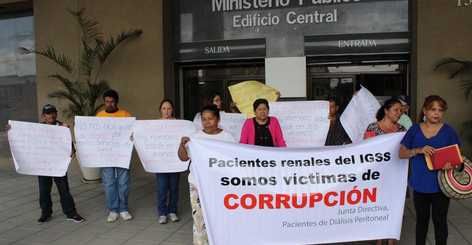 Familiares y pacientes denunciaron ser víctimas de corrupción en el IGSS en el Ministerio Público. 