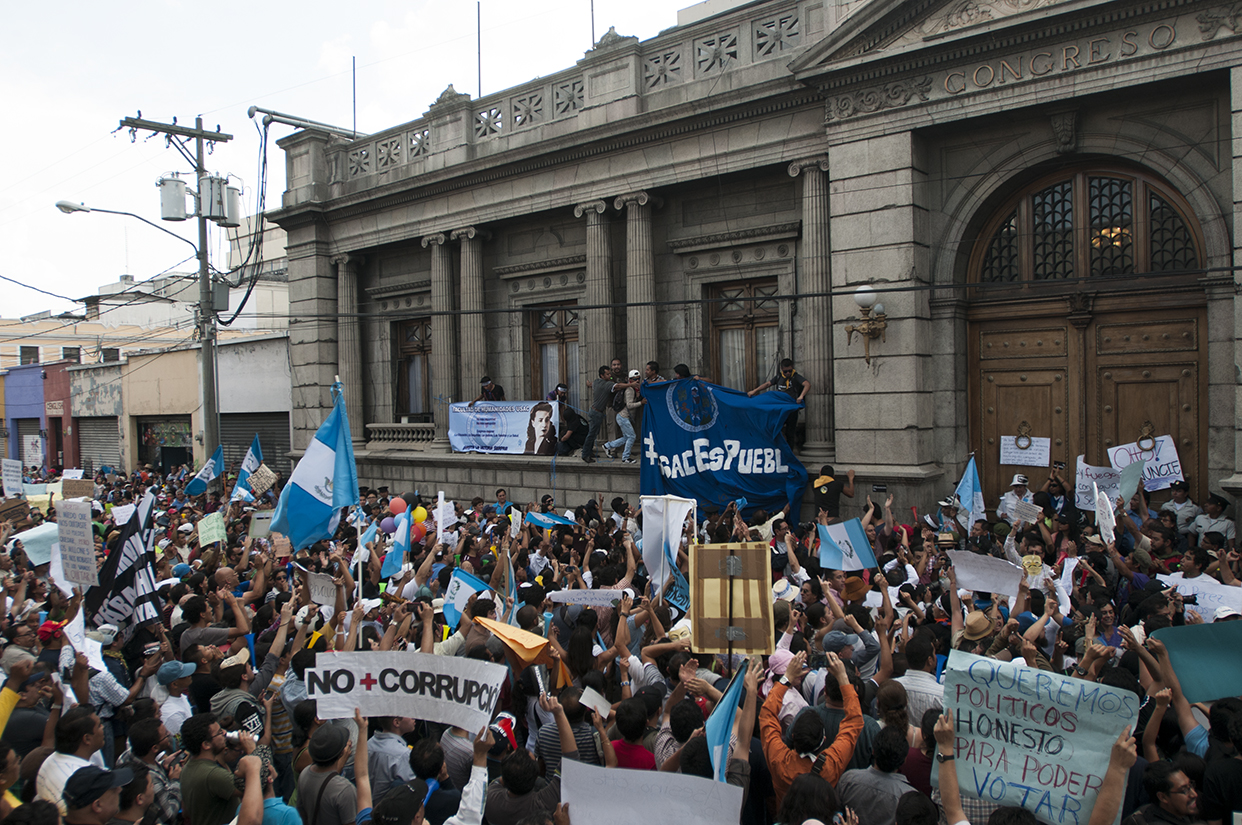 Los manifestantes se congregaron frente al Palacio Legislativo para exigir a los diputados la aceptación de la renuncia de Baldetti. 