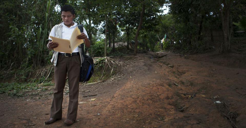 Ermelindo Maquinta lleva tres años recorriendo las aldeas de Purulhá, desempeñando sus funciones como enfermero auxiliar experto en nutrición. 