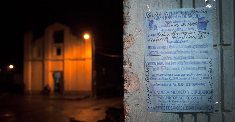 En el municipio de Purulhá, una hoja pegada en la pared del salón municipal avisa de la jornada médica que tendrá lugar en el pueblo. 
