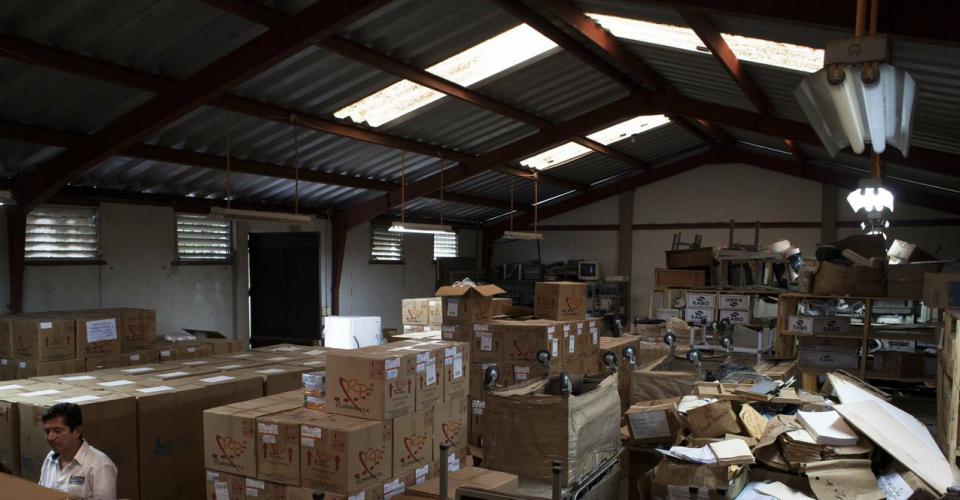 En la bodega del área de salud de Salamá, cajas de medicinales están almacenadas junto con llantas de  motocicletas, mesas, archivadores y viejas computadoras. 