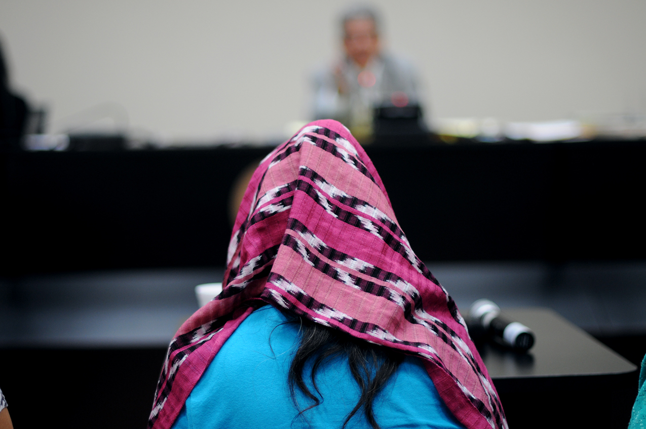 Las mujeres Q'eqchi' dieron su testimonio en el caso de violencia sexual en el destacamento militar de Sepur Zarco. Paz y Paz considera que existen dos grandes categorías: las mujeres y las víctimas de la guerra.