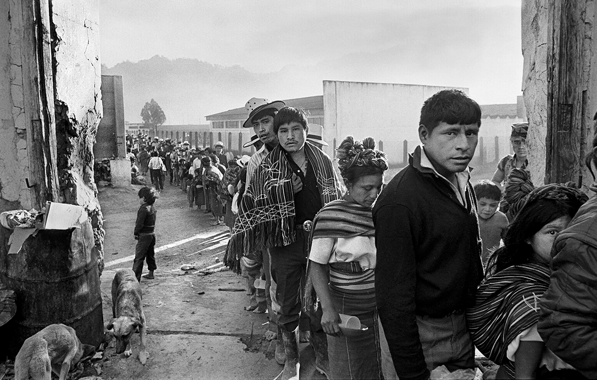 Refugiados se entregan al ejército. Nebaj, 1988