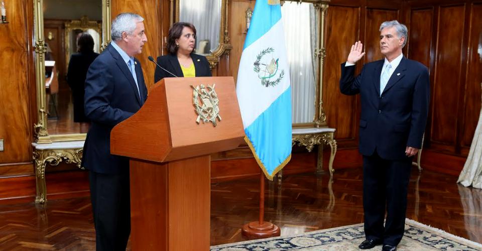 Ricardo Sagastume Morales es juramentado por el presidente Otto Pérez Molina como el nuevo ministro de Economía. 