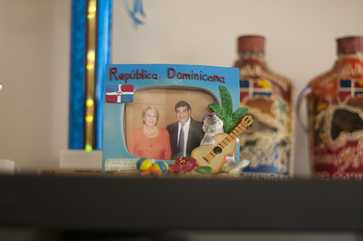 López guarda una fotografía en la que está junto a Michelle Bachelet, presidenta de Chile. 