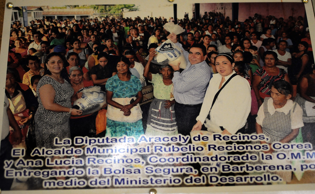 Rubelio Recinos y su esposa entregan las bolsas seguras a pobladores del Municipio.
