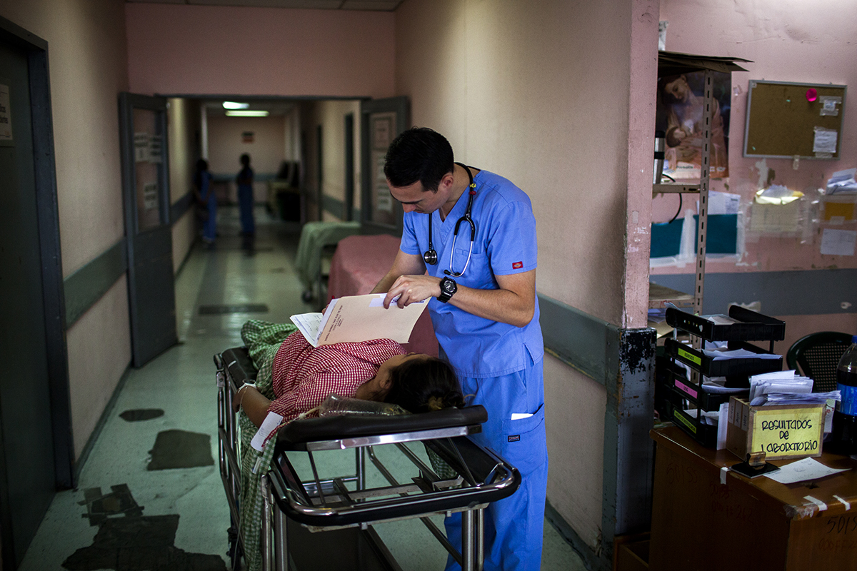 Félix Pérez, 28, encargado de la división de emergencia ginecobstétrica llena el formulario de la paciente